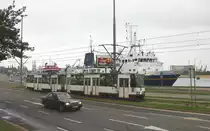Drei Verkehrsgattungen auf einen Streich! Die alte polnische Konstal Tram f�hrt hier
am 2.6.2013 gerade die Hafenstra�e in Stettin entlang und passiert dabei
das am Kai liegende Schiff der Marine Universit�t Stettin die  Nawigator XXI . 