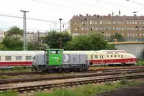 Am 7.6.2013 war diese dreiachsige Diesellok der Reihe G 6 von Vossloh
mit einem DB Signum und der Nummer 650107 im Rangierdienst im Berliner Bahnhof
Lichtenberg zu beobachten. Im Hintergrund ist dabei als alter Zeitzeuge der
Deutschen Reichsbahn  VT 175015 zu sehen, der im Bahnhof Lichtenberg seit
Jahren abgestellt ist.