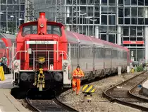 363 128-0, holt eine �sterreichische Wagengruppe am Gleis 9 im M�nchener-Hauptbahnhof ab; 130607
