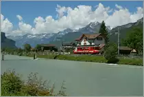 Der MIB Be 4/4 11 (ex CJ) auf dem Weg von Innterkirchen nach Meiringen passiert gerade das empfehlenswerte Restaurant  Du Pont  bei der Haltestelle  Aareschlucht West . 
5. Juni 2013