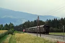 Mit einer damals typischen Wagengarnitur ist eine 2043 im August 1979 bei Lienz unterwegs