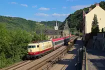 Ein Klassiker: 103 235 mit einem IC (genauer IC 118) im Rheintal. Die auf dem Bild zu sehende Situation entstand in St. Goar am 6.6.2013