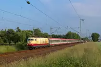 So langsam gewöhnt man sich an den Frankfurter 103er Umlauf. Am Abend des 10.6.2013 hat die 103 235 den IC 118 am Haken und befindet sich auf dem 3-gleisigen Abschnitt zwischen Langenfeld und LEV-Rheindorf