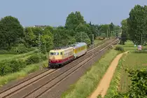 Ein kurzer Messzug pr�sentierte sich am 11.6.2013 bei Korschenbroich, gezogen von der 103 222