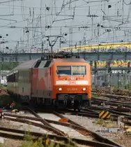 120 112-8 bahnt sich mit IC 118, Salzburg Hbf - M�nster(Westf) Hbf, durch das flimmernde Gleis- und Oberleitungswirrwarr, den Weg durch das Gleisvorfeld zu Gleis 2 des mannheimer Hbf. 11.06.2013