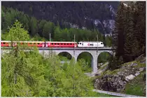 RE1136 mit Ge 4/4 III 643  Vals  auf dem Albulaviadukt III f�hrt talw�rts Richtung Berg�n. (12.06.2013)