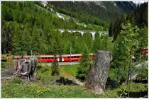 RE1129 oberhalb der Maliera-Galerie mit dem Albulaviadukt III im Himtergrund. (12.06.2013)