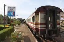 Hausbahnsteig des Bf. Sawi, Blickrichtung Nong Pla Duk Junction, mit dem บชส. 484 (บชส. =BTC./Bogie Third Class Carriage) als letzten Wagen des ORD 446 (Hat Yai - Chumphon) am 17.Mai 2013. 

