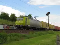 Crossrail 145-CL 031 mit Containerwagen Richtung Koblenz, am 16.05.2012 bei Hattenheim.