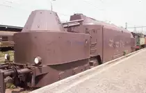 Am 27.4.1991 wurde auch eine Panzer Zug Lok im Warschauer Museum pr�sentiert.
Vor der Lok selbst ist ein Gesch�tz Drehgestell montiert. Den Schornstein 
der unter schweren Panzerplatten verborgenen Maschine kann man oberhald der 
Gesch�tzrohre erkennen.