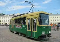 Triebwagen 51 ist am 5.5.2013 im Stadtzentrum Helsinki unterwegs.