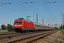 Am 13.06.2013 kam 101 046-1 mit diesen stark versp�teten CNL-Kurwagen gen S�den durch Orschweier.