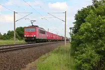 155 082-1 ist am 13.06.13 mit einem ordentlichen gemischten G�terzug in Richtung Leipzig-Engelsdorf unterwegs. Hier beim kleinen �rtchen Bornitz.