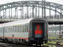 Amz 73811991519-2 bildet bei EC83 den Zugschlu�, un passiert in K�rze die Hackerbr�ce in M�nchen; 130607