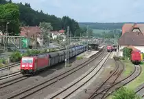 185 402-5  Green Cargo  zieht am 12. Juni 2013 den PKP Kohlezug durch Kronach.