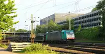 Die Cobra 2821  kommt aus Richtung Montzen/Belgien mit einem langen Citroen-Autoleerzug aus Belgien und f�hrt in Aachen-West ein in der Abendsonne am 31.5.2013.