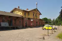 RHEINE (Kreis Steinfurt), 08.06.2013, Gebäude des Bahnhofs Mesum (das Gebäude wurde schon vor vielen Jahren von der DB aufgegeben und gammelte so vor sich hin, ein Privatinvestor baut das Gebäude jetzt als Wohn- und Geschäftsgebäude aus)