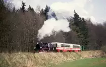 Mit einem Sonderzug dampft am 17.4.1992 aus Gryfice kommend
die Px 48-3901 am Waldrand bei Popiele in Richtung Rewal.
