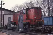 Dobra -Schmalspurlok PKP Lxd2-475 auf der Hebeb�hne am 18.04.1992.