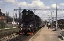 Am 19.04.1992 bespannte die PKP Dampflok Ol 49-50 den Planzug von
Nasielks nach Torun. Bei der Ankunft in Torun herrschte reges
Treiben auf dem Bahnsteig.