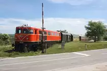 �BB 2050.09 wartet am 15.Juni 2013 mit dem Nostalgie-Express Leiser Berge vor dem Bf. Wetzleinsdorf bis das Zugbegleitpersonal den Schranken geschlossen hat.