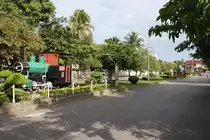 Auf der Zufahrtstrasse zum Bf. Chumphon sind gleich 3 Dampflokomotiven aufgestellt. Von vorne nach hinten erkennt man: SNL 9, SRT 178 und SRT 235. Bild vom 18.Mai 2013.

