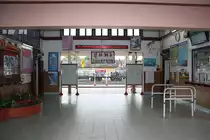 Blick in die Schalterhalle des Bf. Chumphon am 18.Mai 2013.

