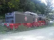 Die 230.039 mit Schlepptender 230.050 steht ausgestellt im Bahnhof Sinaia.
