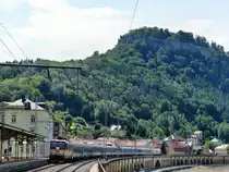 371 005 durchf�hrt den Bahnhof K�nigstein hier kurz vor der Zugbegegnung mit 371 201 (deshalb die Lichthupe).
14.06.13