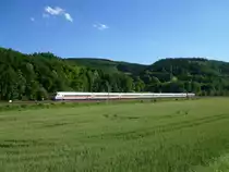 101 131 mit einem IC mit ehemaligen  Metropolitan  Wagen, hier zusehen am 16.06.13 in Unterloquitz.