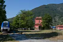  - Gr�ve Nationale - 
In Frankreich wurde einmal wieder gestreikt und da ich am Tag vor dem beinahen Totalstillstand total unvorbereitet in Nice gestrandet bin, blieb mir nur die fr�hmorgendliche Flucht mit dem einzigen noch verkehrenden Regionalzug zur�ck in Richtung Italien nach Breil-sur-Roya.
Hier herrschte nach meiner Ankunft eine t�uschende Idylle: Auf dem erweiterten Kundenparkplatz stand der AGC 76681, auf Gleis B seine beiden soeben aus Nice angekommenen Br�der und auf dem hier nicht sichtbaren Gleis C ein weiteres Exemplar der selben Baureihe.
Die im Zweistundentakt hier im Korridorverkehr durchfahrenden Minuetti der Trenitalia bescherten dem beschaulichen Provinzbahnhof eines der f�r diesen Tag wohl umfangreichsten Verkehrsaufkommen in ganz Frankreich. 
Breil-sur-Roya, R�gion PACA am 14. Juni 2013