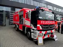 Mercedes Benz Axor alias R�stwagen Schiene der Berufsfeuerwehr Frankfurt in Kooperation mit der VGF am 15.06.13 beim Tag der Offenen T�r. Dieses Fahrzeug kann in ganz Frankfurt durch den Zweiwege Aufbau auf jeder Linie der VGF Z�ge abschleppen oder wieder aufgleisen