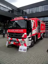 Mercedes Benz Axor R�stwagen Schiene der Berufsfeuerwehr Frankfurt in Kooperation mit der VGF steht am 15.06.13 beim Tag der Offenen T�r. Dieses Fahrzeug besitzt eine Zweiwege Einrichtung mit der man im gesamten Stadtgebiet Fahrzeuge der VGF abschleppen kann