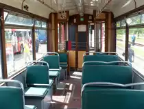 Inneneinrichtung Gothaer Triebwagen, abgesehen vom Fahrkartenentwerter weitgehend in Originalzustand mit gr�nen Kunstledersitzen, Gl�hlampenbeleuchtung und mechanisch zu �ffnenden T�ren. Triebwagen 92 von Cottbusverkehr im Betriebshof Schmellwitz, 15.6.2013