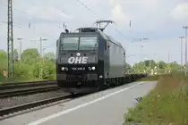 OHE 185 546 mit einem Ganzzug aus Containertragwagen in Bremerhaven Wulsdorf auf dem Weg aus dem Containerterminal in Richtung S�den.