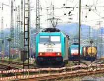 Die Cobra 2819 f�hrt mit einen langen gemsichten G�terzug aus Antwerpen-Noord nach K�ln-Gremberg bei der Ausfahrt aus Aachen-West und f�hrt in Richtung Aachen-Hbf,K�ln  und auf dem Nebengleis steht die Cobra 2830 mit einem langen Containerzug  aus Gallarate(I) nach Zeebrugge(B) und wartet auf die Abfahrt nach Belgien bei Sonne und Wolken am 1.6.2013.