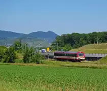 VT 43 der HZL in Form eines NE 81 Rollt von Plochingen kommend in Richtung T�bingen.Der Triebwagen befand sich zur Reperatur in Plochingen und tuckerte in Richtung Heimat nach Gammertingen.Diese fuhre konnte ich bei Metzingen/W�rtt.fotografisch festhalten am 17.6.2013.
