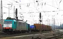 Die Cobra 2830 f�hrt mit einem langen Containerzug aus Gallarate(I) nach Zeebrugge(B) bei der Ausfahrt aus Aachen-West und f�hrt in Richtung Montzen/Belgien bei Sonne und Wolken am 1.6.2013.