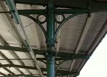 Solch gusseiserne Dachst�tzen findet man sonst nur bei den Stationen der Berliner S-Bahn. Hamburg-Harburg, 9.6.2013