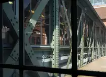 Filigran: Eisenkonstruktion der Fu�g�ngerbr�cke �ber die Gleise zum Inselbahnsteig in Hamburg-Harburg. 9.6.2013