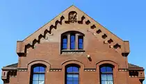 Etwas schlichter, aber auch sch�n: Giebel des Bahnhofsgeb�udes auf dem Inselbahnsteig in Hamburg-Harburg. 9.6.2013