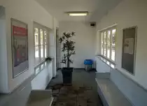 Sch�n altmodisch: Warteraum auf einem Bahnsteig in Hamburg-Harburg. 9.6.2013 