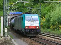 Die Cobra 2804  kommt aus dem Gemmenicher-Tunnel(B) mit einem langen gemischten G�terzug aus K�ln-Gremberg nach Antwerpen-Noord(B) aus Richtung Aachen-West und f�hrt in Richtung Montzen-Vise bei Sonnenschein am 2.6.2013.