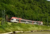 Wegen einer Sperrung der rechten Rheinstrecke hinter R�desheim Fluss abw�rts verkehrt der Vias 303 nicht auf der ganzen Strecke nach Koblenz. Hier ist er kurz vor Kaub. 17.6.2013