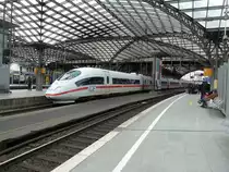 406 001-8 am 04.01.12 beim Halt in K�ln Hbf.