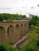Die CFL 3006 zieht den IR 116 (Luxembourg - Liers) am 14.06.2013 von der Stadt Luxemburg (luxemburgisch Stad L�tzebuerg, franz�sisch Ville de Luxembourg) in Richtung Belgien, hier �ber den Pulverm�hle Viadukt, auch Bisserweg Viadukt genannt. 
Dieser Viadukt, hat eine L�nge von 242 Meter und 13 B�gen von 15 Meter Durchmesser. Er wird zurzeit von 2 auf 4 Gleise ausbebaut, leider aber nicht in dieser Steinbauweise als Viadukt.