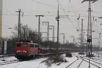 115 261 am 15.1.13 mit Autowagen bei der Durchfahrt durch Duisburg Hbf.