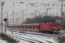 143 298 am 15.1.13 mit einer S1 nach Solingen in Duisburg Hbf.
Da mehrere 422er kaputt waren kam au�erplanm��ig eine 143er mit x-Wagen zum Einsatz.