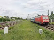 101 057-8 mit EC 177 in Richtung Budapest �ber Prag  bei der Einfahrt in den Bahnhof Berlin S�dkreuz am 16. Juni  2013.