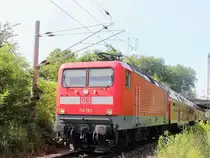 112 183 mit dem RE 3 nach Elsterwerder passiert am 17. Juni 2013 den Bahn�bergang Tunnelweg in Blankenfelde (Bandenburg) kurz vor dem Bahnhof Blankenburg.